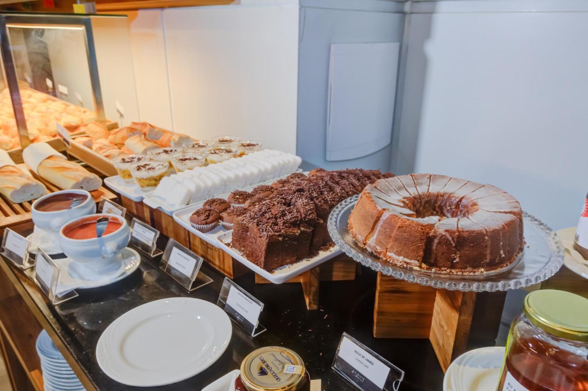 Radisson Sao Paulo Paulista Hotell Eksteriør bilde A selection of cakes at a buffet