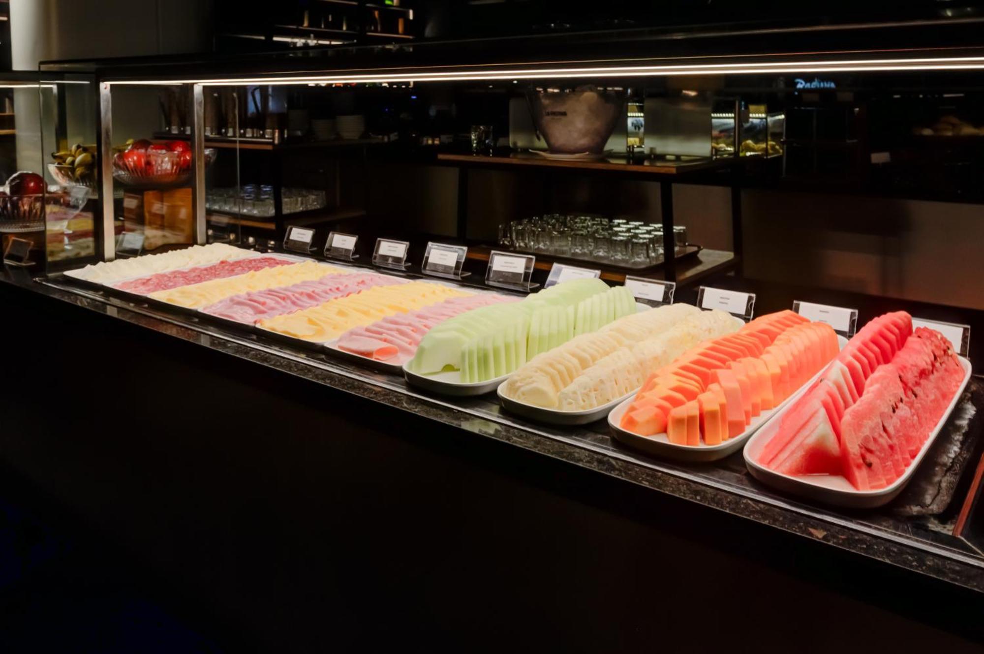 Radisson Sao Paulo Paulista Hotell Eksteriør bilde A selection of fruit at a buffet