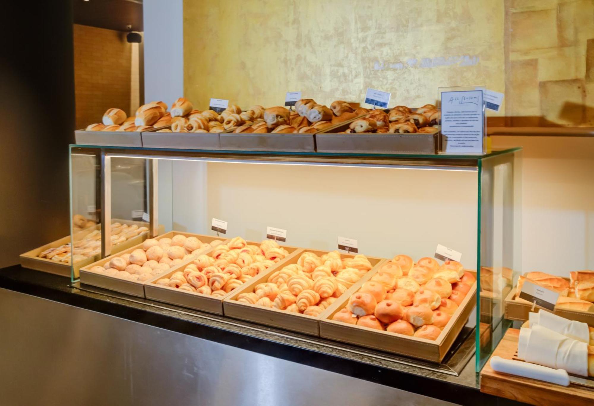 Radisson Sao Paulo Paulista Hotell Eksteriør bilde A display case of pastries