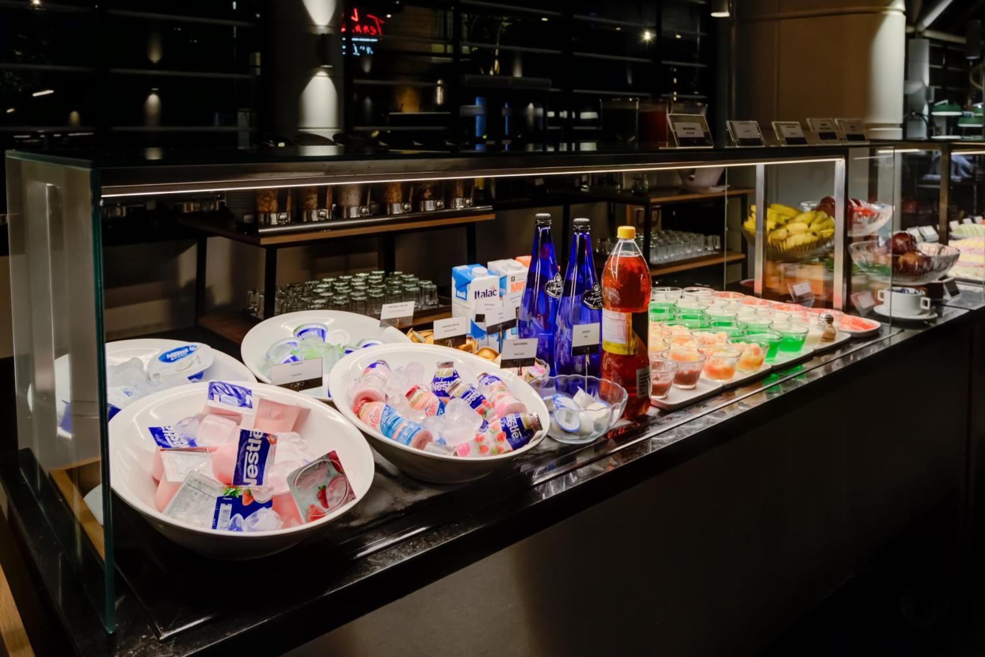 Radisson Sao Paulo Paulista Hotell Eksteriør bilde A selection of soft drinks at a buffet