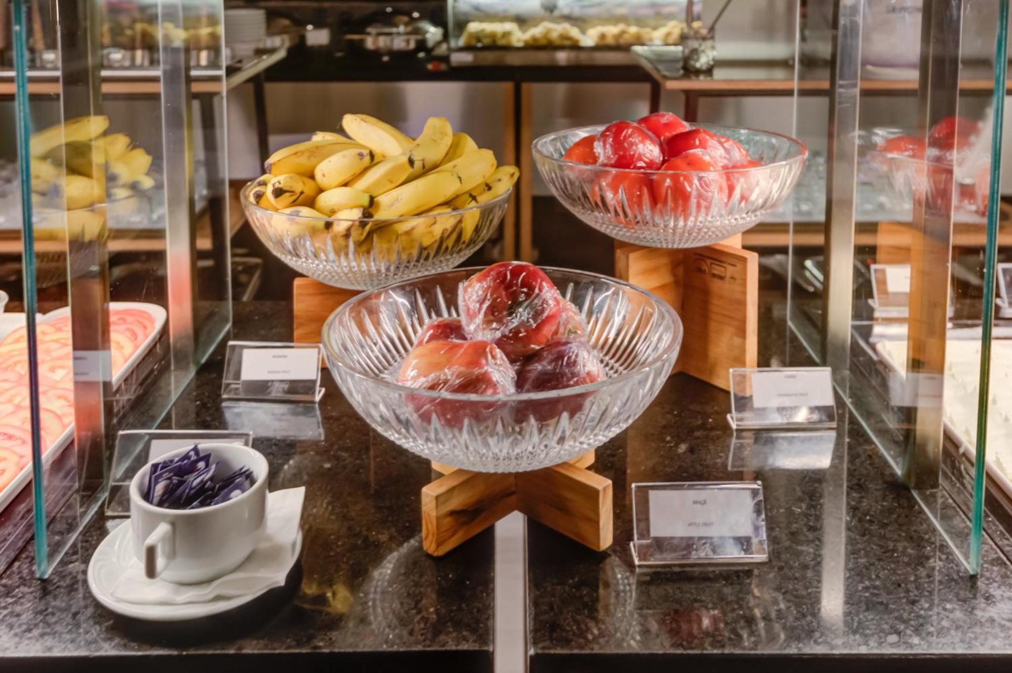 Radisson Sao Paulo Paulista Hotell Eksteriør bilde Fruit at a buffet