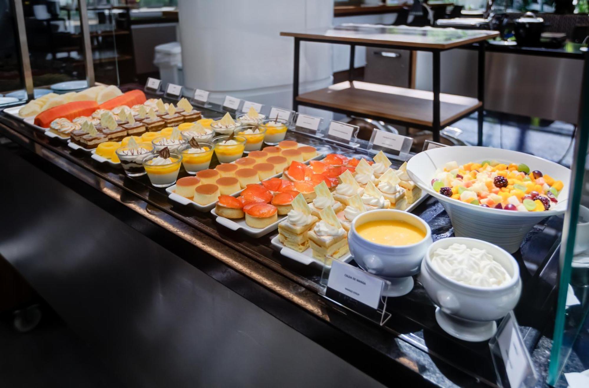 Radisson Sao Paulo Paulista Hotell Eksteriør bilde A selection of desserts at a buffet