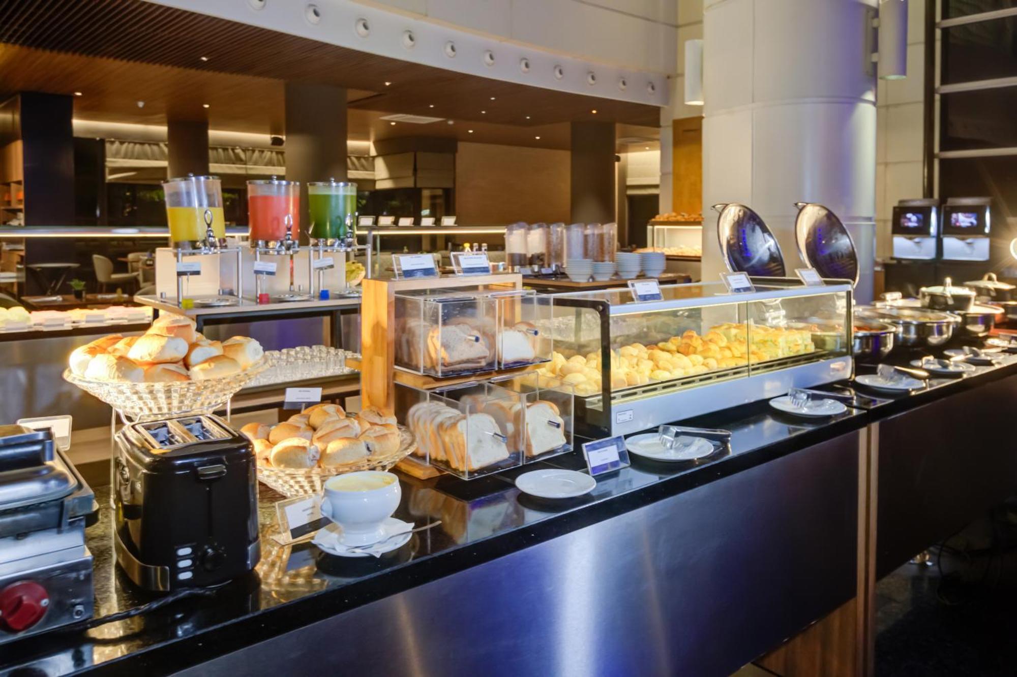 Radisson Sao Paulo Paulista Hotell Eksteriør bilde A buffet at a hotel