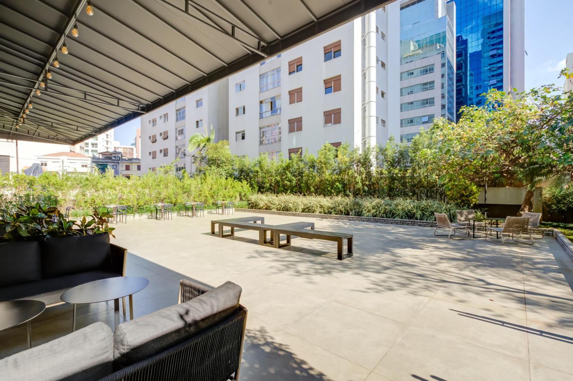 Radisson Sao Paulo Paulista Hotell Eksteriør bilde The courtyard at the hotel