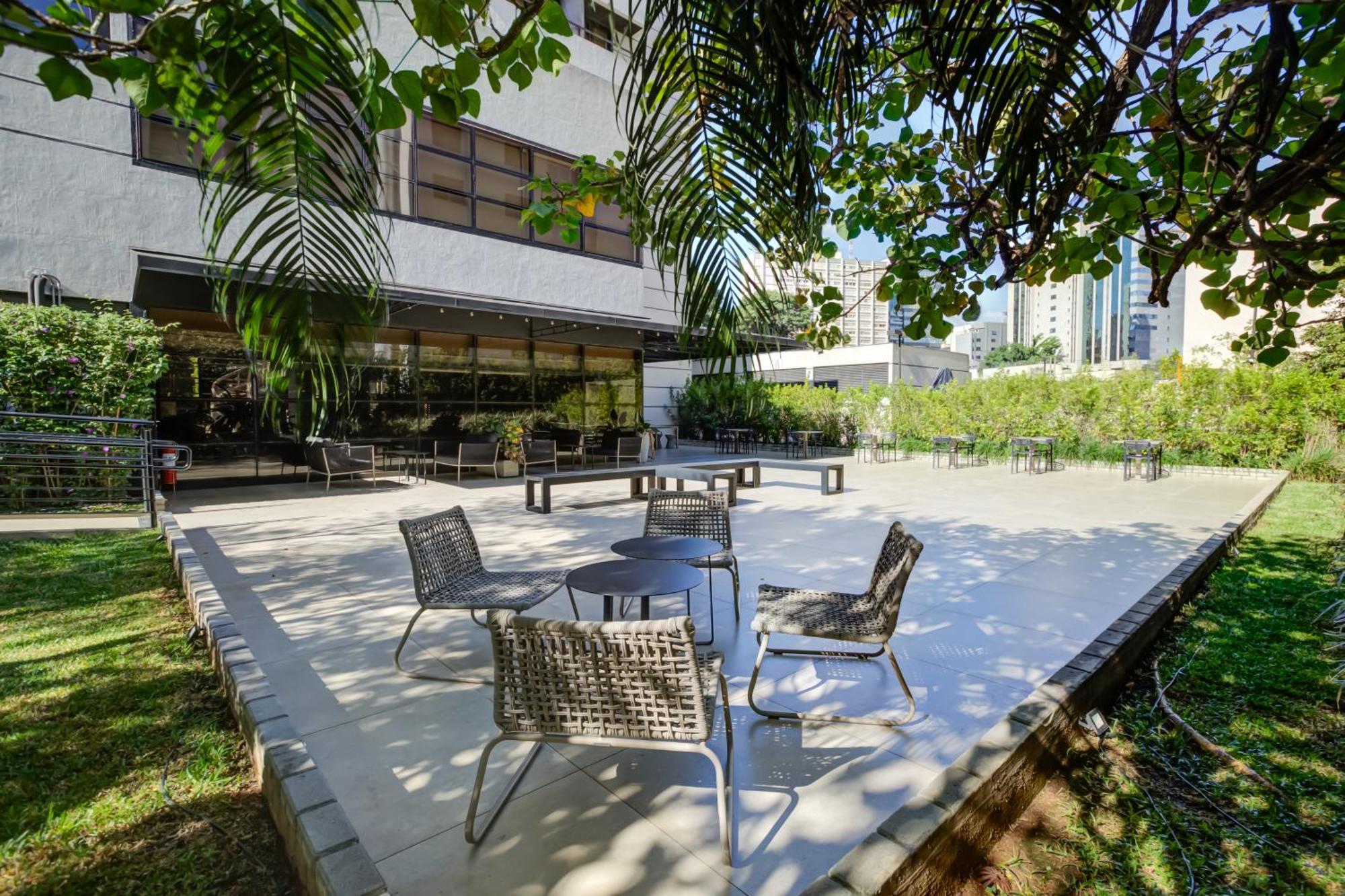 Radisson Sao Paulo Paulista Hotell Eksteriør bilde The courtyard of the library